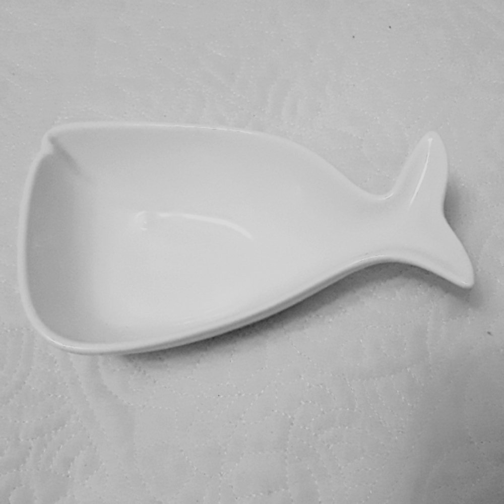 WHITE WHALE-SHAPED DISH